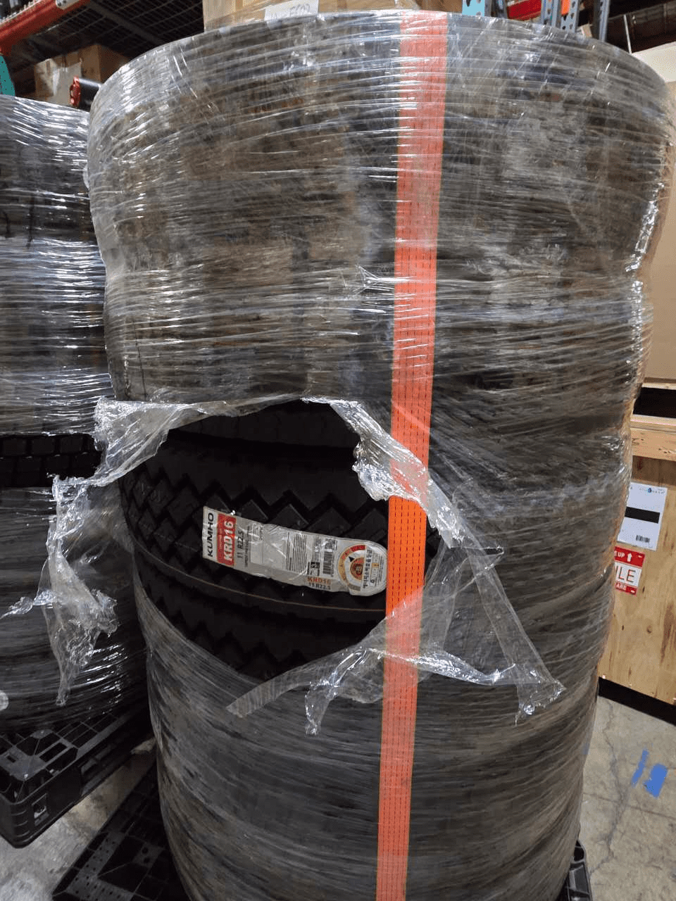 2025 Kumho KRD16 11R22.5 G/16PR Drive Tire | South Korean Engineered, High-Performance 360° Tread for Commercial Trucks